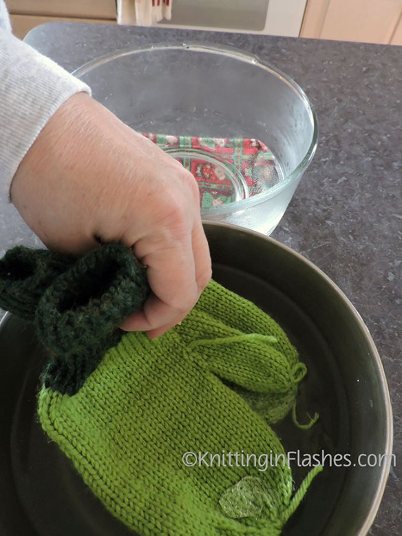 ls-mittens-felting-002