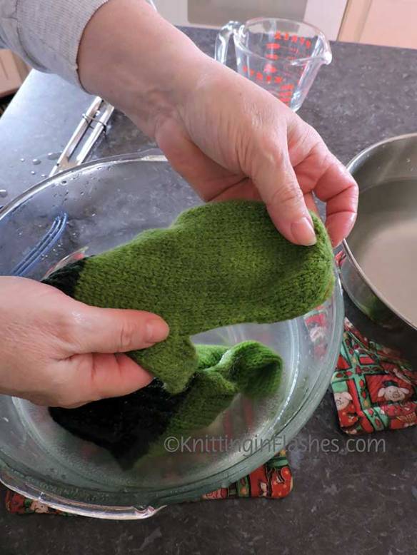 ls-mittens-felting-008